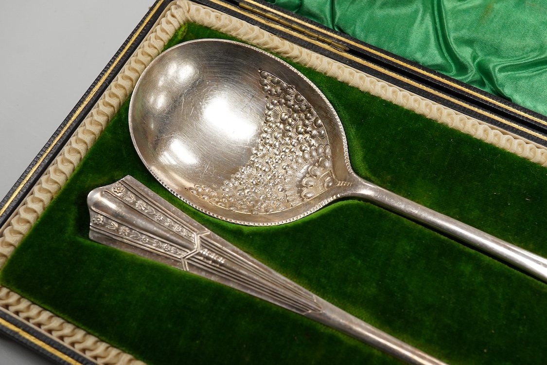 A cased pair of Edwardian silver serving spoons, Cooper Brothers & Sons, Sheffield, 1906, 21.8cm, 5.4oz.